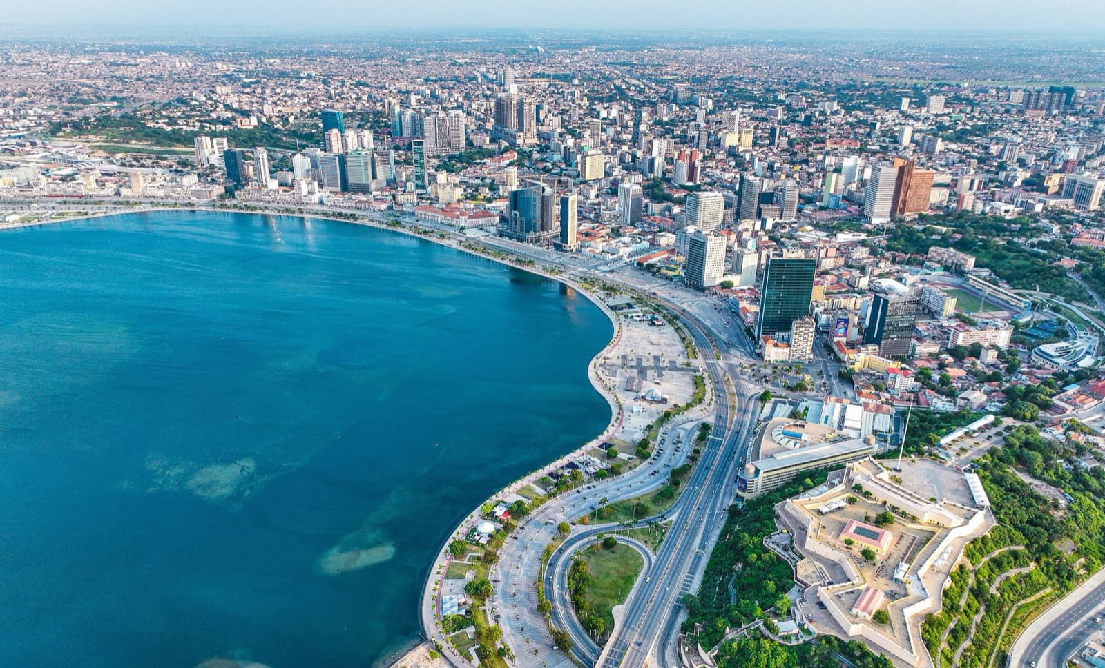 Luanda, stolica kraju: Angola