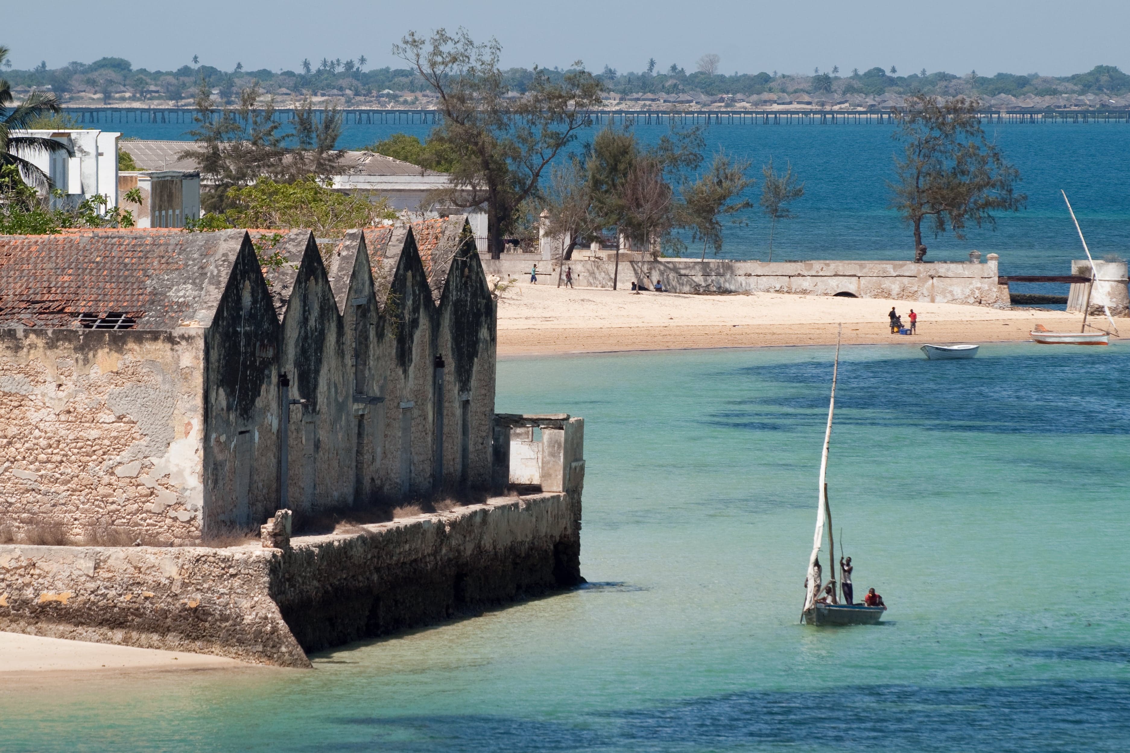 Colourful old stone buildings and a fort on the shore of Ilha de Moçambique