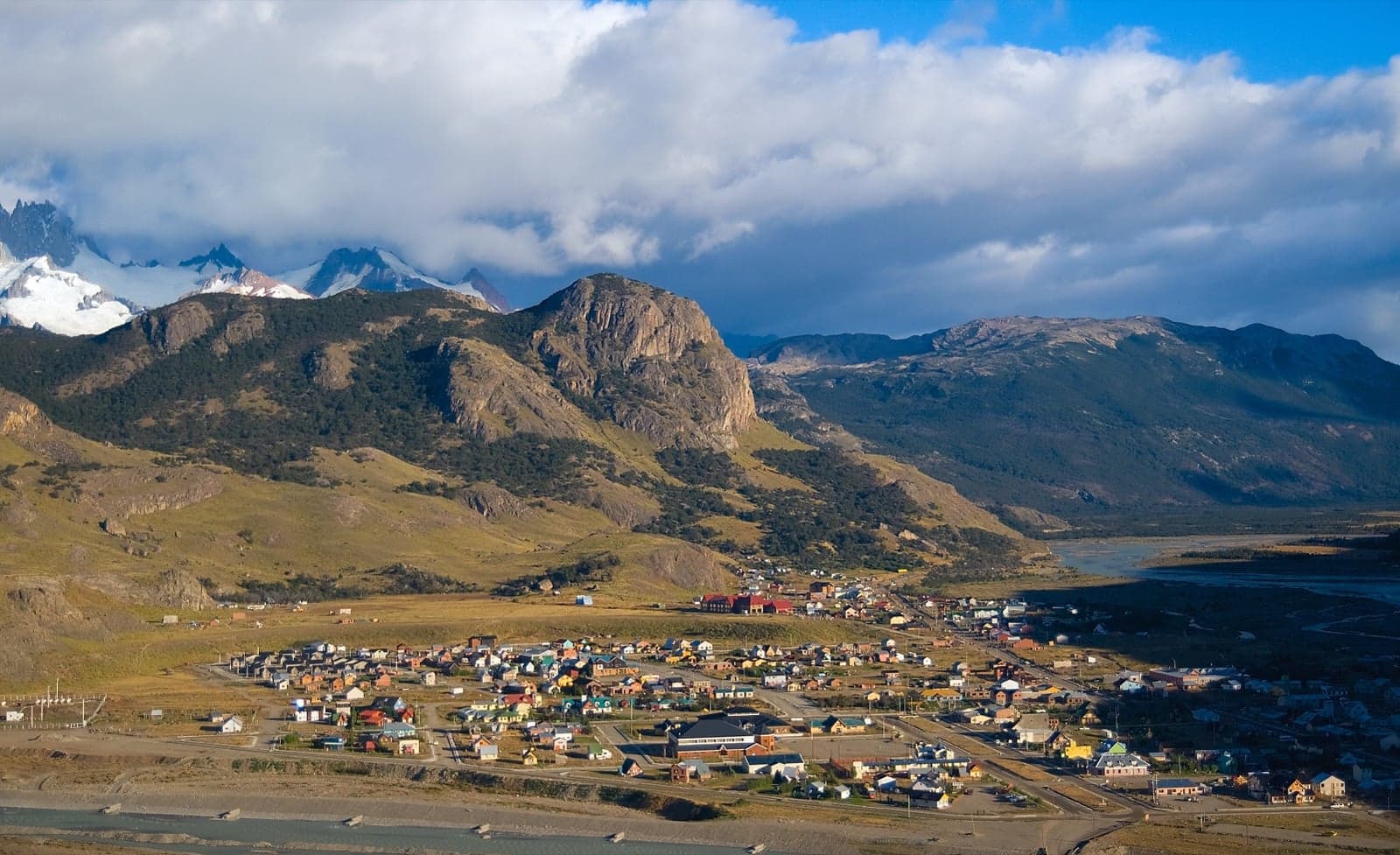 The village of El Chaltén with mountain peaks rising behind it in Patagonia